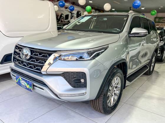 TOYOTA HILUX SW4 2.8 D-4D TURBO DIESEL SRX 7L 4X4 AUTOMÁTICO